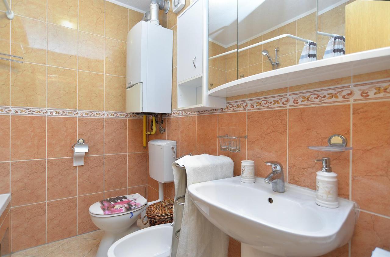 2207 Pula